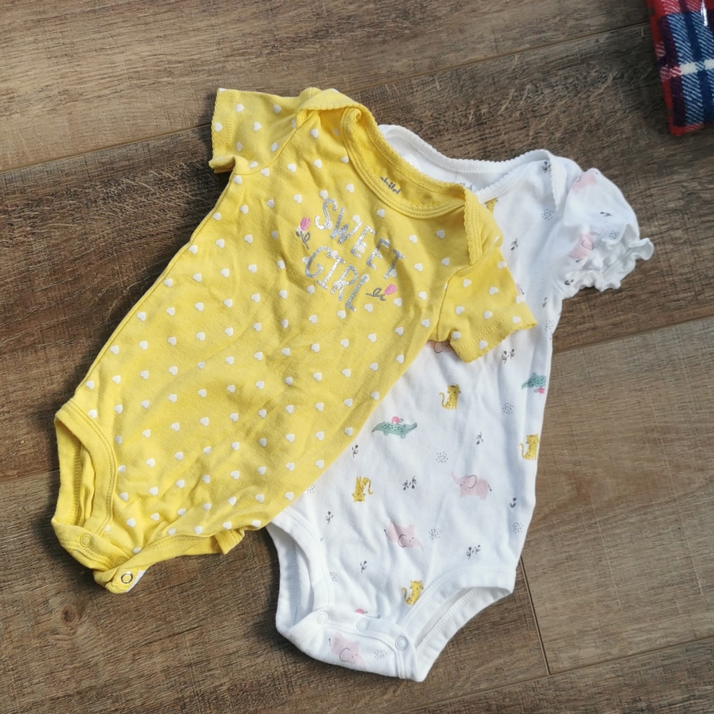BNWOT set of 6 month baby t-shirt body suits